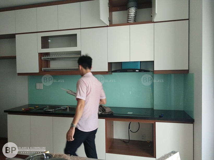 lắp kính ốp bếp tại Lĩnh Lam 
